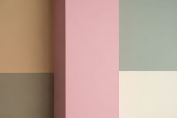 Detail miestnosti so stien v práškovej ružovej, béžovej, taupe, šalviovej a krémovej farbe pri prirodzenom svetle